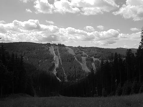 Blackwhite image - panoramic closer range view on mountain ski slope in summer | Foto stock