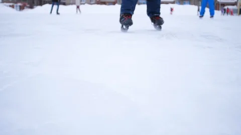 The blade of the skates cuts through the ice. Hockey player makes braking on the 库存影片 122250104