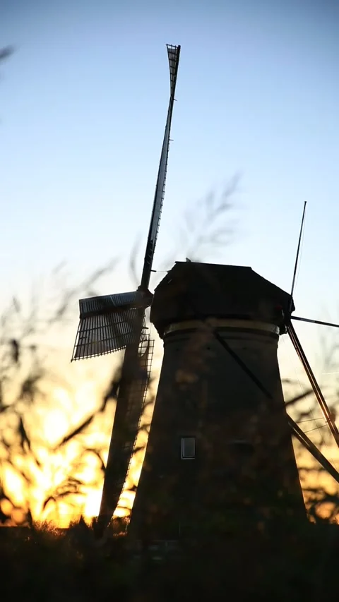The blades of windmill rotating, with sunset golden light shimmerin Vídeos de archivo 295361472