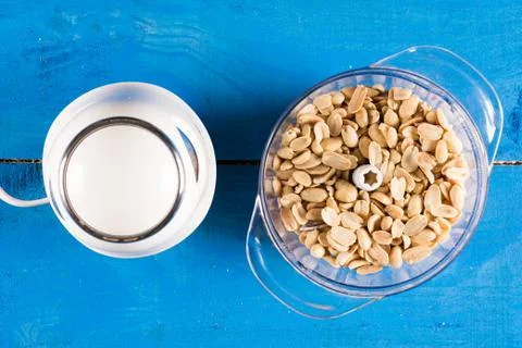Blanched peanuts in the blender in flat lay above blue wooden ba Foto stock
