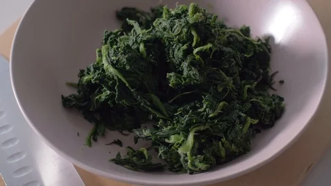 Blanched spinach in a bow. Slow motion Video stock 103859622