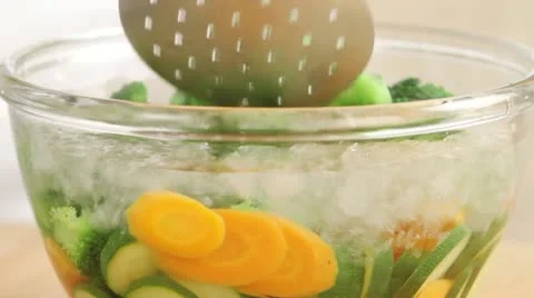 Blanching vegetables Stock-Footage 24664707