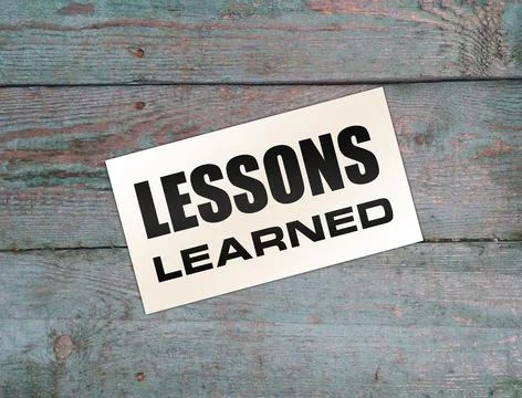 Blank card with text Lessons learned on wooden background. Business concept 库存照片