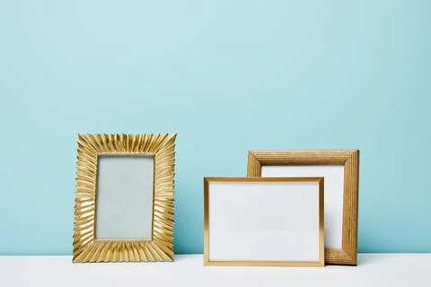 Blank decorative frames blue wall Foto stock