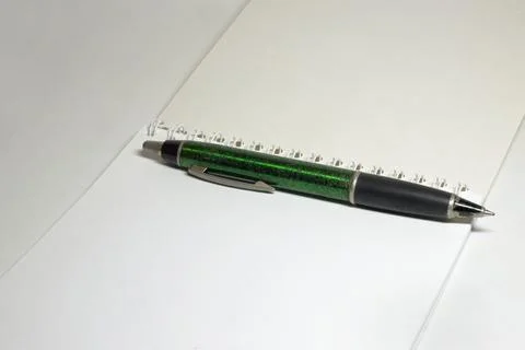 Blank flip notebook with binding spring, big nice spring pen on white unlin.. Foto stock