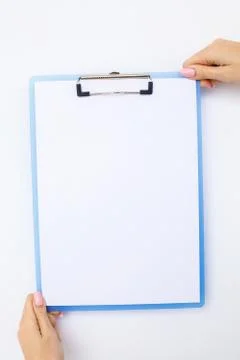 Blank Folder with White Paper. Hand that Holding Folder and Handle on White Foto stock