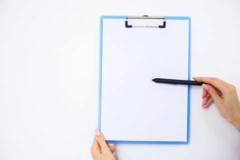 Blank Folder with White Paper. Hand that Holding Folder and Handle on White Foto stock