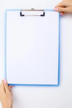 Blank Folder with White Paper. Hand that Holding Folder and Handle on White Foto stock