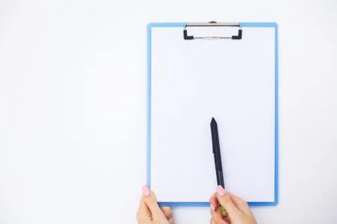 Blank Folder with White Paper. Hand that Holding Folder and Handle on White Foto stock