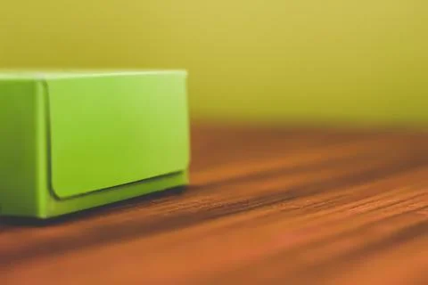 Blank green rectangular box on wooden table Foto stock