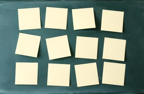 Blank many sticky notes attached to blackboard. Foto stock