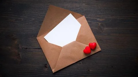 Blank note in envelope with red hearts for Valentine's Day Foto stock