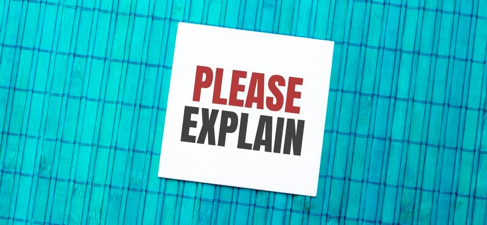 Blank note pad with PLEASE EXPLAIN text on green wooden background 스톡 사진
