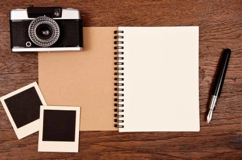 Blank notebook with pen, photo frames and camera Foto stock