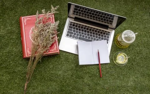 A blank notebook with pencial for planning work on laptop at in the park. Con Foto stock