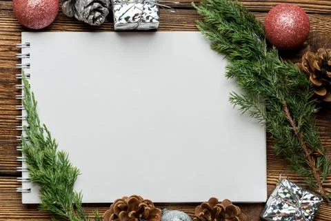 Blank notebook sheet for copy space with fir, spruce branches and Christmas t 스톡 사진