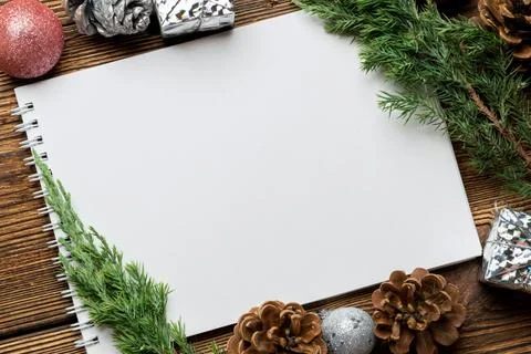 Blank notebook sheet for copy space with fir, spruce branches and Christmas t Foto stock