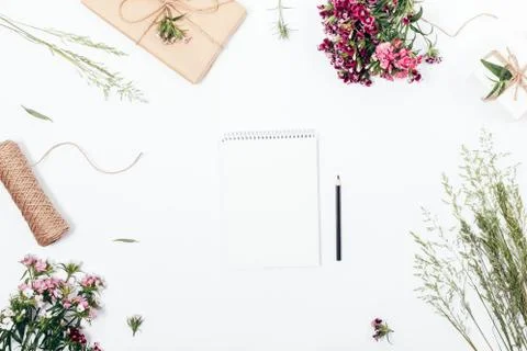 Blank notepad surrounded by pink flowers 库存照片