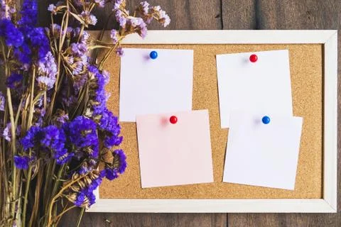 Blank notes on the cork board with dry flower bouquet,wooden background. Foto stock
