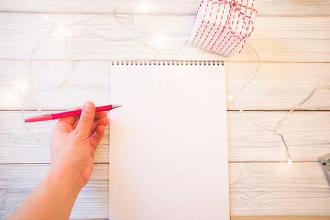 Blank open notepad, pine branches and Christmas decorations on a white wooden Foto stock