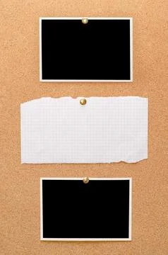 Blank paper notes and an empty photo are pinned to a cork board. The concept of Foto stock