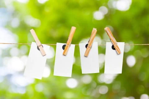 Blank paper notes with copy space pinned on rope Foto stock