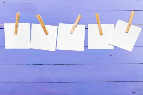 Blank paper notes with copy space pinned on rope Foto stock