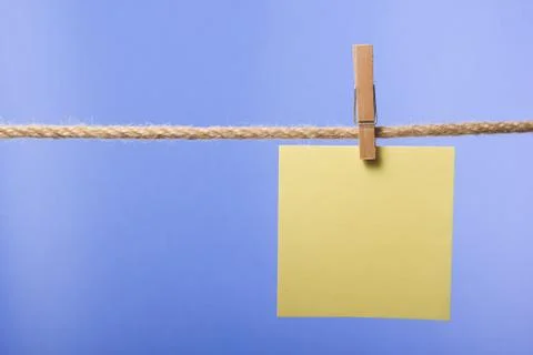 Blank paper notes hanging on rope with clothes pins, copy space Foto stock