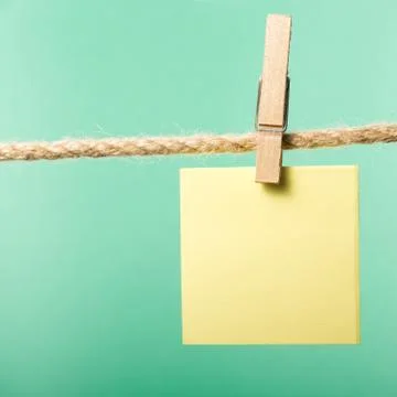 Blank paper notes hanging on rope with clothes pins, copy space Foto stock