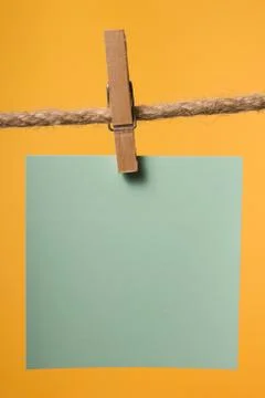 Blank paper notes hanging on rope with clothes pins, copy space Foto stock