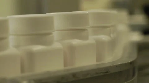 Blank Pill Bottles In Assembly Line Vidéo 41068614