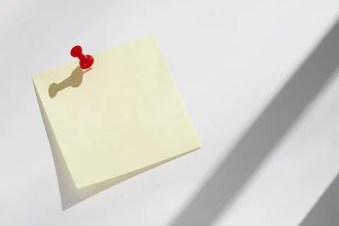 Blank post it note pinned to office whiteboard Stock Photos