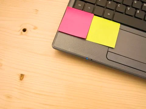 Blank post it notes on laptop Foto stock