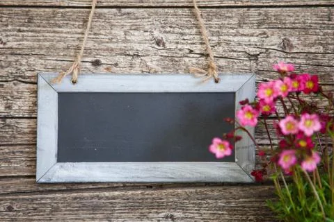 Blank rectangular blackboard on rustic wooden wall Foto stock