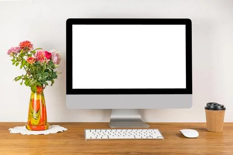 Blank screen desktop computer with wireless keyboard and mouse on wooden table Foto stock