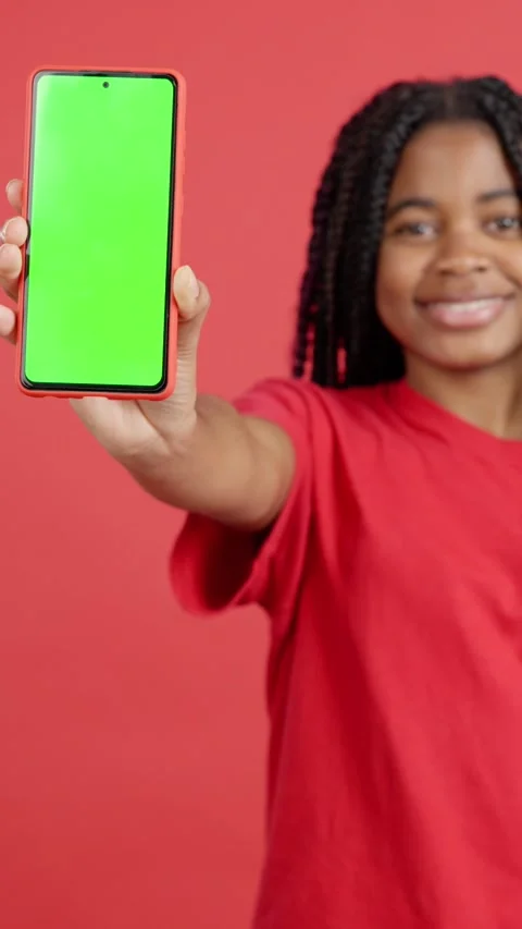 Blank screen of the mobile in hands of african woman 스톡 동영상 252482484