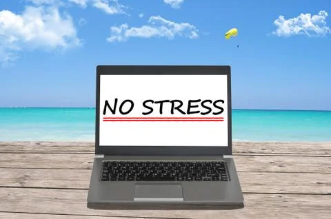 Blank screen of notebook computer on a perfect beach Stock-Fotos