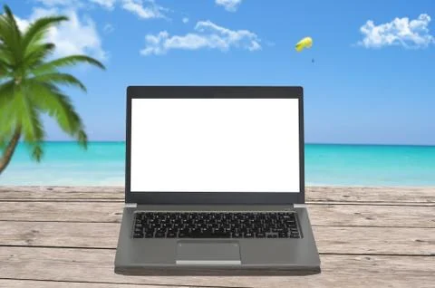Blank screen of notebook computer on a perfect beach Stock-Fotos