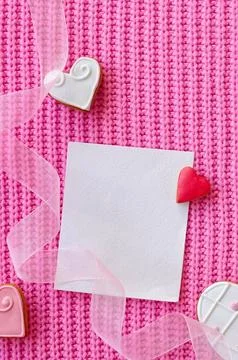 Blank sheet for text on a pink background and ribbon. Hearts Gingerbread White Foto stock