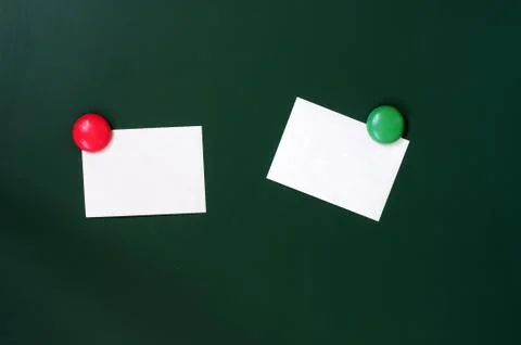 Blank stick note on a green board Foto stock