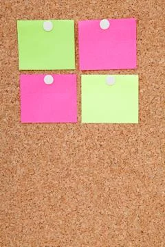 Blank sticky notes pinned on cork memo board Foto stock