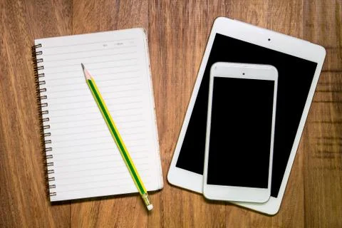 Blank tablet and phone with an empty folder on a wooden workspace Foto stock