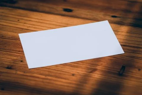 Blank white card mockup on rustic wooden table Foto stock