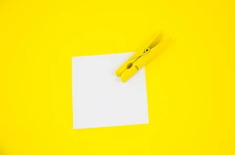 Blank white To Do List Sticker with yellow wooden clothespin. Close up of r.. 스톡 사진