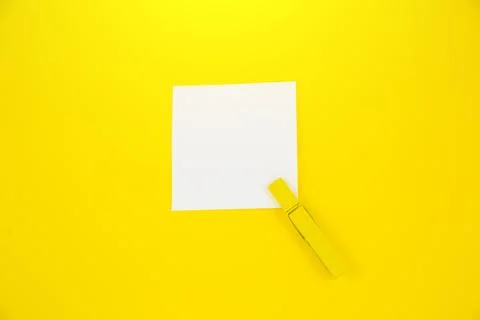 Blank white To Do List Sticker with yellow wooden clothespin. Close up of r.. Stockfoto's