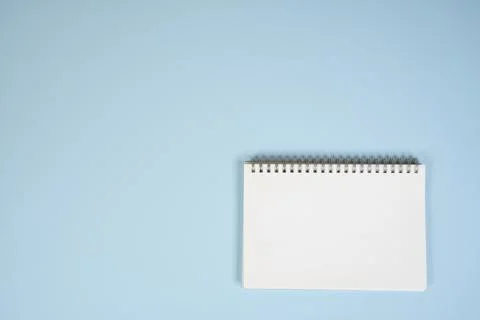 A blank white notepad Stockfoto's