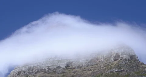 Blanket of cloud condensing as it rises over bald peak time lapse Vídeo Stock 104059203