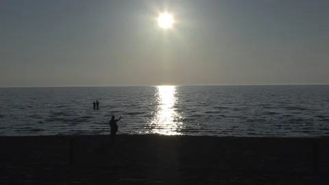 Blazing sun reflecting off the water making for a beautiful scene by the beach Video stock 154545693