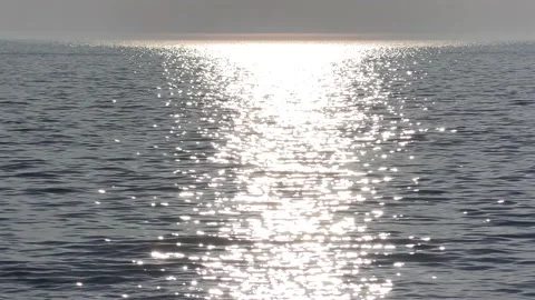 Blazing sun reflecting off the water making for a beautiful scene by the beach 库存影片 154546296