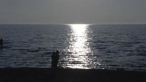 Blazing sun reflecting off the water making for a beautiful scene by the beach Stock-Footage 154546370